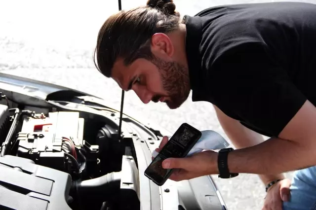 Antalya'da araç motoruna sıkışan kediyi kurtarmak için seferber oldular Antalya'da araç motoruna sıkışan kediyi kurtarmak için seferber oldular