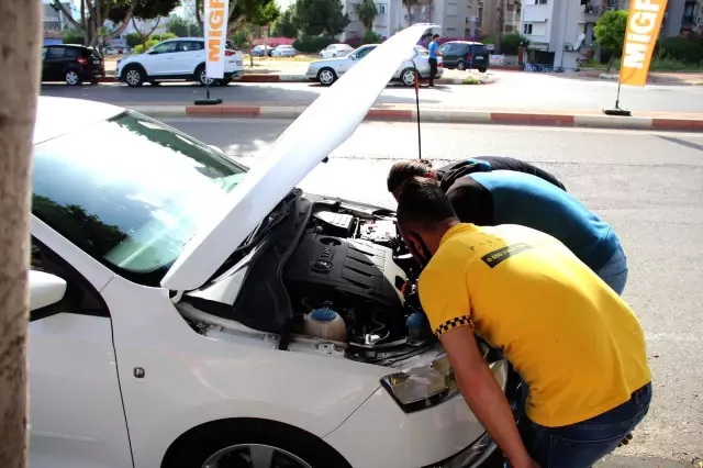 Antalya'da araç motoruna sıkışan kediyi kurtarmak için seferber oldular Antalya'da araç motoruna sıkışan kediyi kurtarmak için seferber oldular