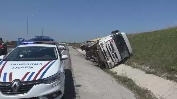 ARNAVUTKÖY'DE HAFRİYAT KAMYONU KAZASI ARNAVUTKÖY'DE HAFRİYAT KAMYONU KAZASI