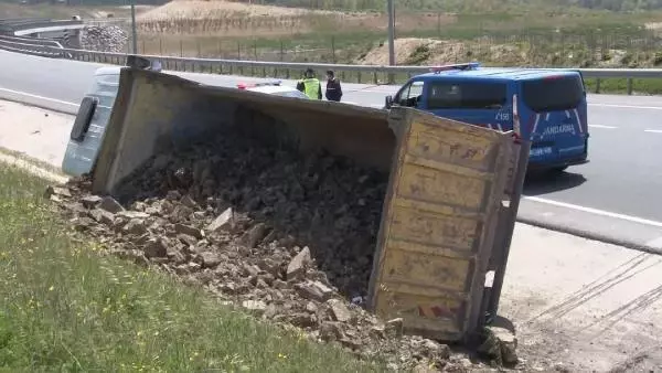 ARNAVUTKÖY'DE HAFRİYAT KAMYONU KAZASI ARNAVUTKÖY'DE HAFRİYAT KAMYONU KAZASI