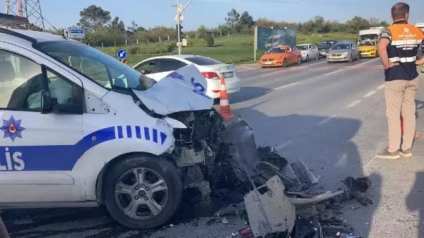 ARNAVUTKÖY'DE POLİS EKİP OTOSU İLE PİKAP ÇARPIŞTI ARNAVUTKÖY'DE POLİS EKİP OTOSU İLE PİKAP ÇARPIŞTI