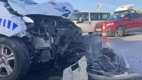 ARNAVUTKÖY'DE POLİS EKİP OTOSU İLE PİKAP ÇARPIŞTI ARNAVUTKÖY'DE POLİS EKİP OTOSU İLE PİKAP ÇARPIŞTI