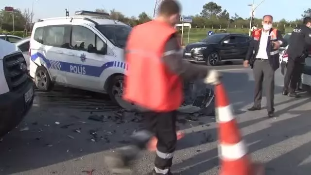 Arnavutköy'de polis otosuyla pikap çarpıştı, 2 polis yaralandı Arnavutköy'de polis otosuyla pikap çarpıştı, 2 polis yaralandı