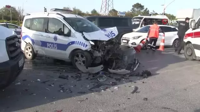 Arnavutköy'de polis otosuyla pikap çarpıştı, 2 polis yaralandı Arnavutköy'de polis otosuyla pikap çarpıştı, 2 polis yaralandı