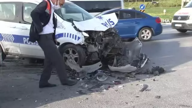Arnavutköy'de polis otosuyla pikap çarpıştı, 2 polis yaralandı Arnavutköy'de polis otosuyla pikap çarpıştı, 2 polis yaralandı