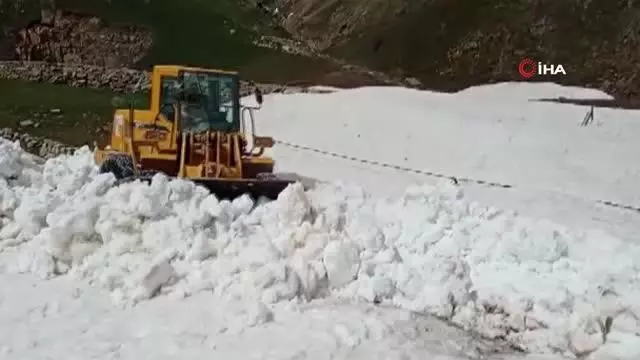 Artvin'de karla mücadele Nisan ayında devam ediyor Artvin'de karla mücadele Nisan ayında devam ediyor