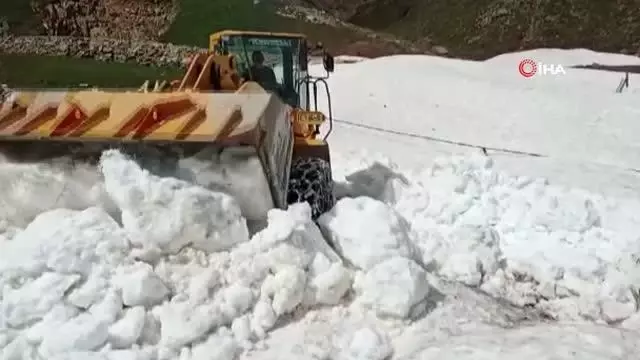 Artvin'de karla mücadele Nisan ayında devam ediyor Artvin'de karla mücadele Nisan ayında devam ediyor