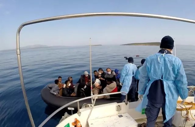 Ayvalık'ta 63 düzensiz göçmen kurtarıldı Ayvalık'ta 63 düzensiz göçmen kurtarıldı