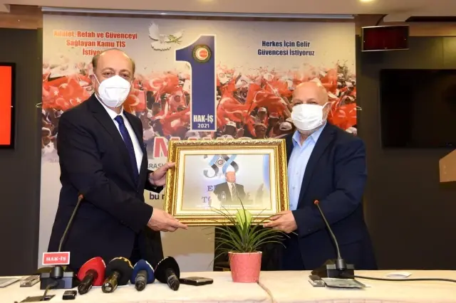 Bakan Bilgin'den HAK-İŞ'e 1 Mayıs ziyareti Bakan Bilgin'den HAK-İŞ'e 1 Mayıs ziyareti