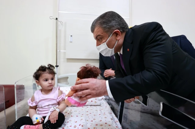 Bakan Koca, toplantı için geldiği Antalya'da hasta çocukları unutmadı