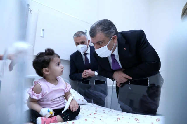 Bakan Koca, toplantı için geldiği Antalya'da hasta çocukları unutmadı