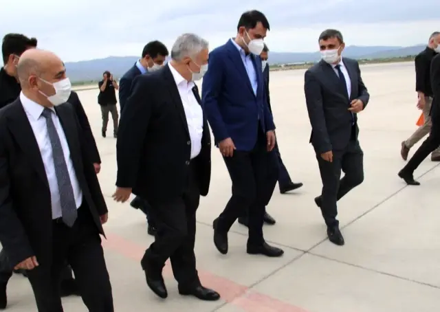 Bakan Kurum cuma namazının ardından Tunceli'ye geçti Bakan Kurum cuma namazının ardından Tunceli'ye geçti
