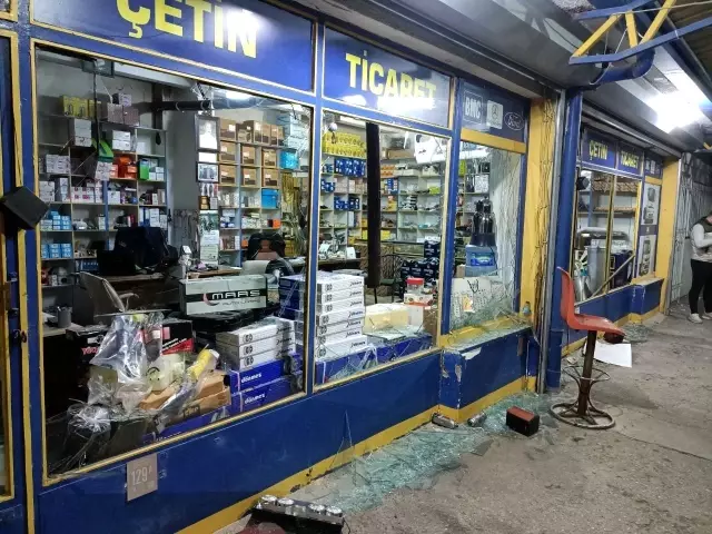 Balıkesir'de patlayan tüp dükkanları yaktı Balıkesir'de patlayan tüp dükkanları yaktı
