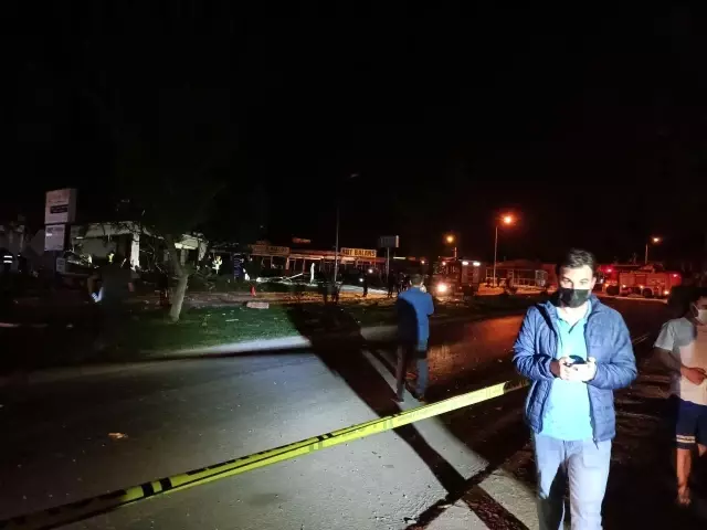 Lokantada tüp patladı, 20 iş yeri zarar gördü Lokantada tüp patladı, 20 iş yeri zarar gördü