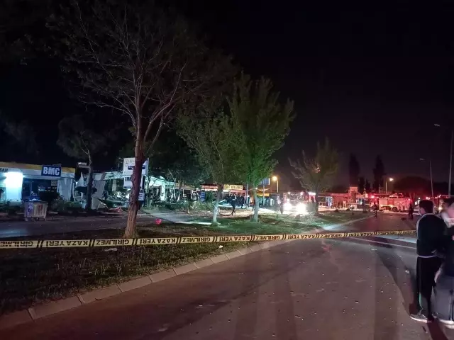Lokantada tüp patladı, 20 iş yeri zarar gördü Lokantada tüp patladı, 20 iş yeri zarar gördü