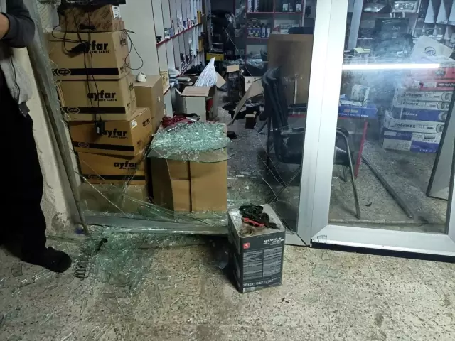 Lokantada tüp patladı, 20 iş yeri zarar gördü Lokantada tüp patladı, 20 iş yeri zarar gördü