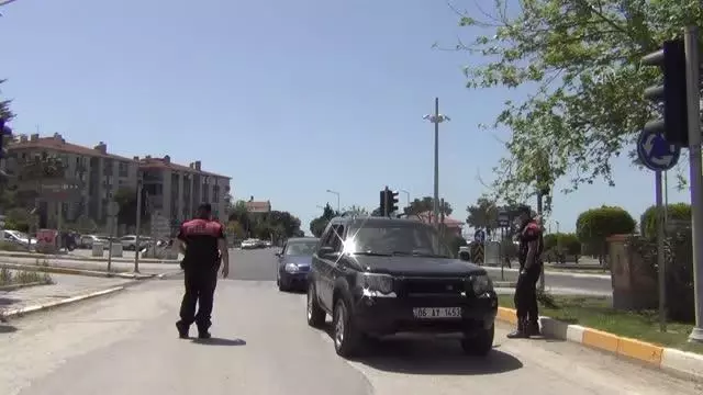 BALIKESİR - Turizm merkezlerinden Ayvalık'ta 'tam kapanma' sürecinde Kovid-19 tedbirlerine uyuluyor BALIKESİR - Turizm merkezlerinden Ayvalık'ta 'tam kapanma' sürecinde Kovid-19 tedbirlerine uyuluyor