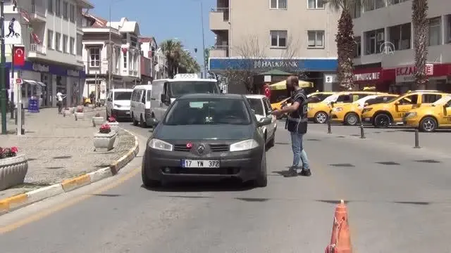 BALIKESİR - Turizm merkezlerinden Ayvalık'ta 'tam kapanma' sürecinde Kovid-19 tedbirlerine uyuluyor BALIKESİR - Turizm merkezlerinden Ayvalık'ta 'tam kapanma' sürecinde Kovid-19 tedbirlerine uyuluyor