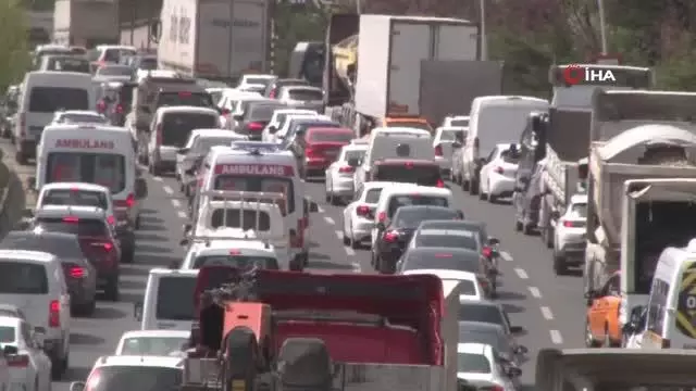 Başkent'te kısıtlamanın ilk gününde kilometrelerce trafik yoğunluğu Başkent'te kısıtlamanın ilk gününde kilometrelerce trafik yoğunluğu
