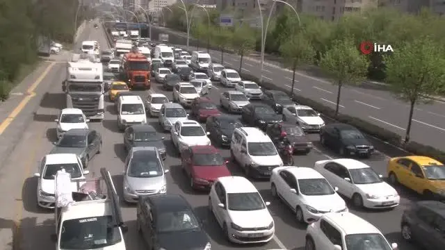 Başkent'te kısıtlamanın ilk gününde kilometrelerce trafik yoğunluğu Başkent'te kısıtlamanın ilk gününde kilometrelerce trafik yoğunluğu
