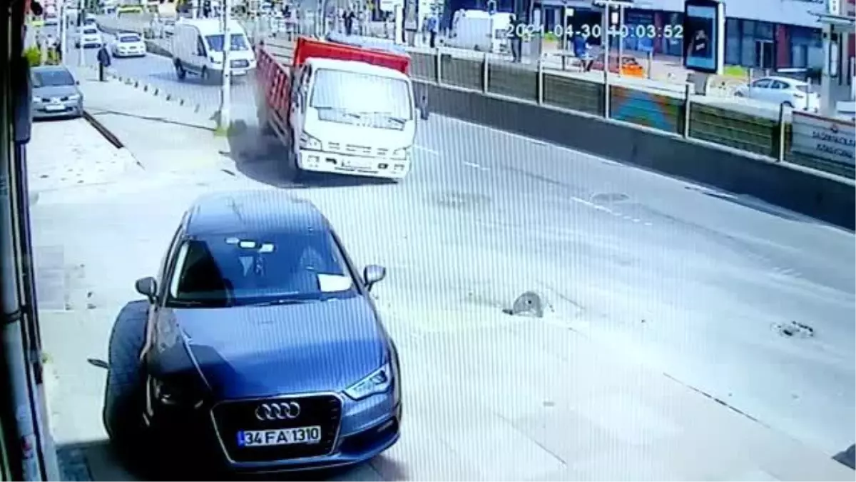 Bayrampaşa'da iş yerinin duvarına çarpan kamyonetin sürücüsü yaralandı