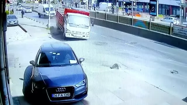 Bayrampaşa'da iş yerinin duvarına çarpan kamyonetin sürücüsü yaralandı Bayrampaşa'da iş yerinin duvarına çarpan kamyonetin sürücüsü yaralandı