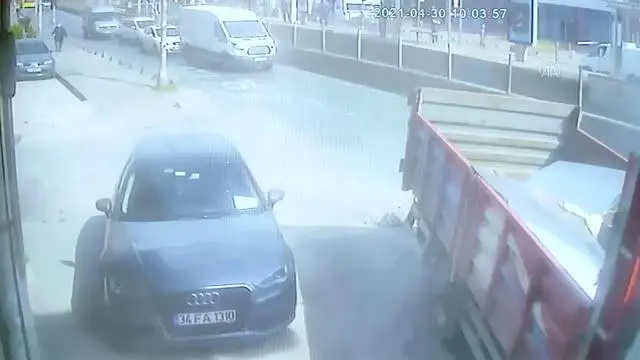 Bayrampaşa'da iş yerinin duvarına çarpan kamyonetin sürücüsü yaralandı Bayrampaşa'da iş yerinin duvarına çarpan kamyonetin sürücüsü yaralandı