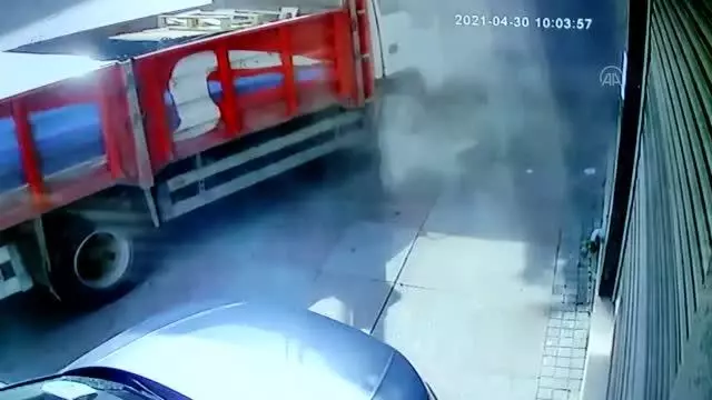 Bayrampaşa'da iş yerinin duvarına çarpan kamyonetin sürücüsü yaralandı Bayrampaşa'da iş yerinin duvarına çarpan kamyonetin sürücüsü yaralandı
