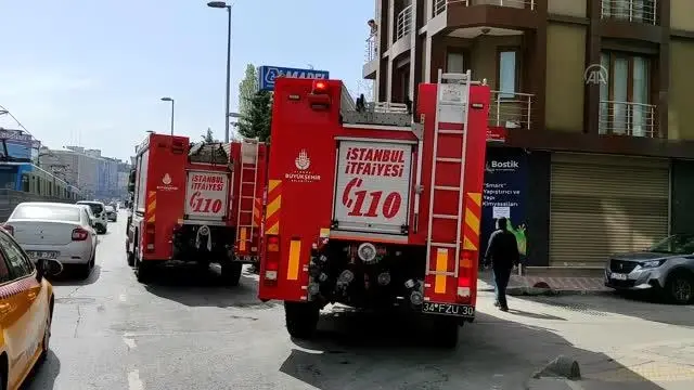 Bayrampaşa'da iş yerinin duvarına çarpan kamyonetin sürücüsü yaralandı Bayrampaşa'da iş yerinin duvarına çarpan kamyonetin sürücüsü yaralandı