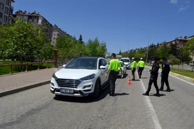 Besni'de tam kapanma başladı Besni'de tam kapanma başladı