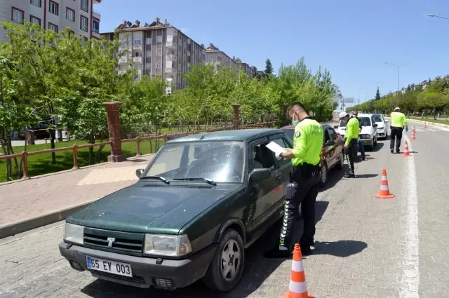 Besni'de tam kapanma başladı Besni'de tam kapanma başladı
