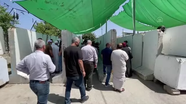 BEYTÜLLAHİM - İsrail ramazanın üçüncü cumasında da Batı Şeria'daki Filistinlilerin Mescid-i Aksa'ya gidişini sınırlandırdı BEYTÜLLAHİM - İsrail ramazanın üçüncü cumasında da Batı Şeria'daki Filistinlilerin Mescid-i Aksa'ya gidişini sınırlandırdı