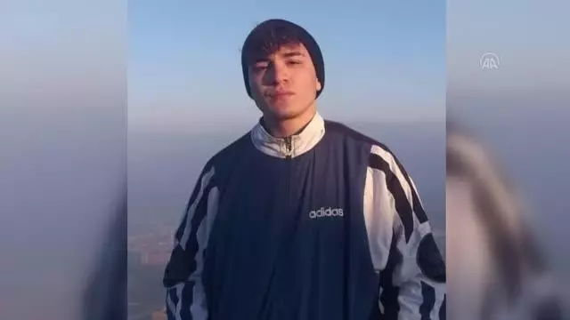 'Omuz atma' kavgası can aldı: 17 yaşındaki genç hayatını kaybetti 'Omuz atma' kavgası can aldı: 17 yaşındaki genç hayatını kaybetti