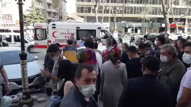 'Omuz atma' kavgası can aldı: 17 yaşındaki genç hayatını kaybetti 'Omuz atma' kavgası can aldı: 17 yaşındaki genç hayatını kaybetti