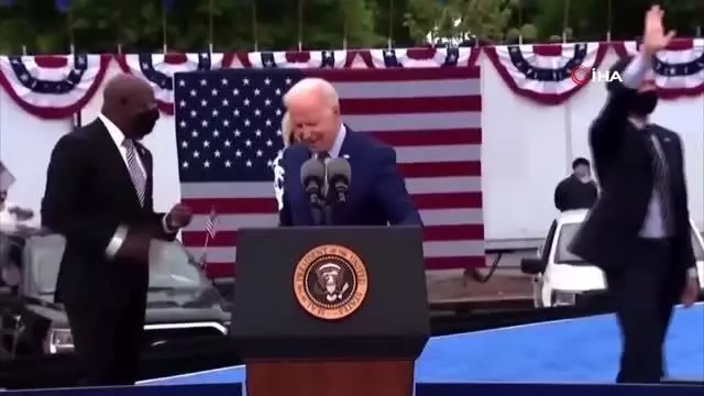 Biden'ın maske paniği: 30 saniye boyunca maskesini aradı Biden'ın maske paniği: 30 saniye boyunca maskesini aradı