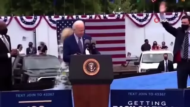 Biden'ın maske paniği: 30 saniye boyunca maskesini aradı Biden'ın maske paniği: 30 saniye boyunca maskesini aradı