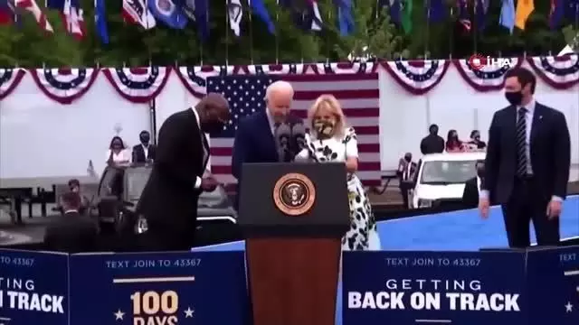 Biden'ın maske paniği: 30 saniye boyunca maskesini aradı Biden'ın maske paniği: 30 saniye boyunca maskesini aradı