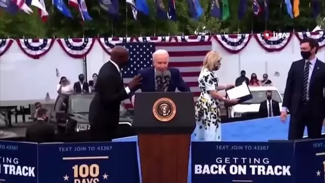 Biden'ın maske paniği: 30 saniye boyunca maskesini aradı Biden'ın maske paniği: 30 saniye boyunca maskesini aradı
