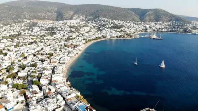 Bodrum'un nüfusu 4'e katlandı; 700 bin nüfusa yaklaşan ilçeye 3 günde 24 bin araç giriş yaptı