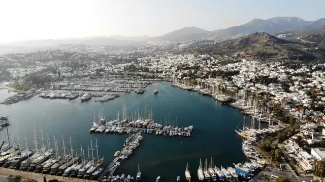 Bodrum'un nüfusu 4'e katlandı; 700 bin nüfusa yaklaşan ilçeye 3 günde 24 bin araç giriş yaptı