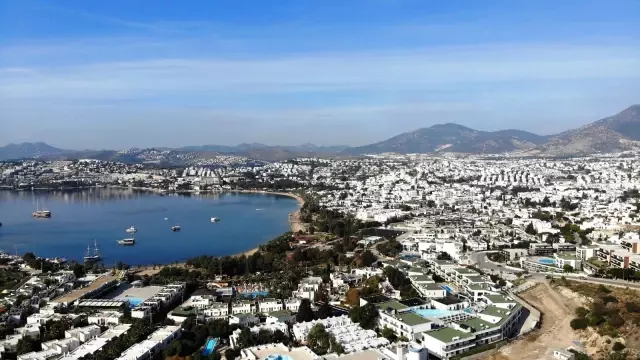 Bodrum'un nüfusu 4'e katlandı; 700 bin nüfusa yaklaşan ilçeye 3 günde 24 bin araç giriş yaptı