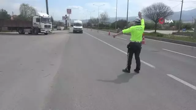 Bolu'da tam kapanmanın ilk gününde sürücüler denetleniyor Bolu'da tam kapanmanın ilk gününde sürücüler denetleniyor