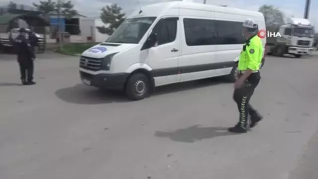 Bolu'da tam kapanmanın ilk gününde sürücüler denetleniyor Bolu'da tam kapanmanın ilk gününde sürücüler denetleniyor