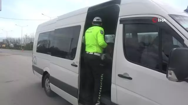 Bolu'da tam kapanmanın ilk gününde sürücüler denetleniyor Bolu'da tam kapanmanın ilk gününde sürücüler denetleniyor