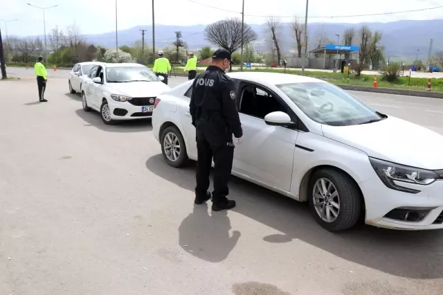 Bolu'da tam kapanmanın ilk gününde sürücüler denetleniyor Bolu'da tam kapanmanın ilk gününde sürücüler denetleniyor