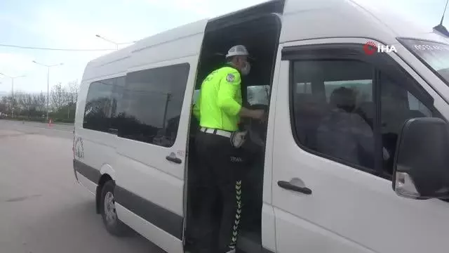 Bolu'da tam kapanmanın ilk gününde sürücüler denetleniyor Bolu'da tam kapanmanın ilk gününde sürücüler denetleniyor