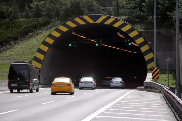 BOLU DAĞI TÜNELİ'NDEN SON 2 GÜNDE 100 BİNİ AŞKIN ARAÇ GEÇTİ BOLU DAĞI TÜNELİ'NDEN SON 2 GÜNDE 100 BİNİ AŞKIN ARAÇ GEÇTİ