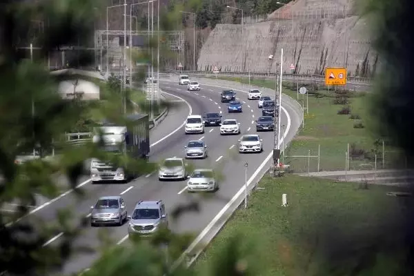 BOLU DAĞI TÜNELİ'NDEN SON 2 GÜNDE 100 BİNİ AŞKIN ARAÇ GEÇTİ BOLU DAĞI TÜNELİ'NDEN SON 2 GÜNDE 100 BİNİ AŞKIN ARAÇ GEÇTİ