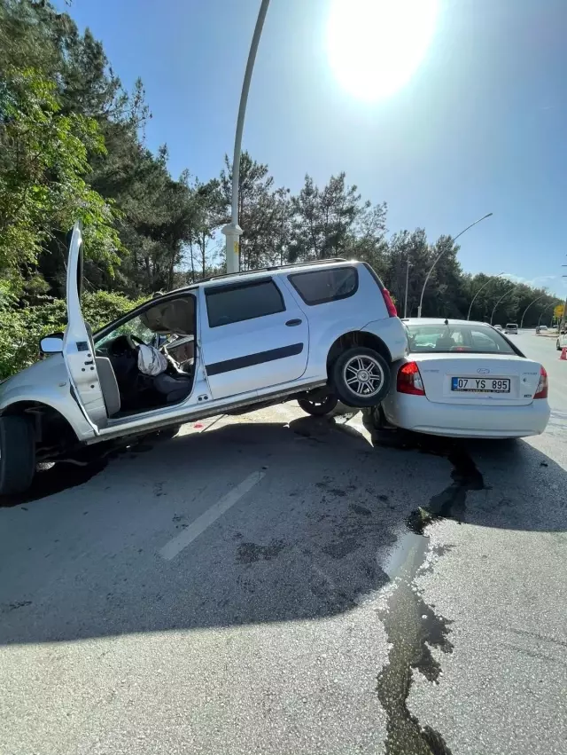 Boş yolda kafa kafaya çarpıştılar: 1 ağır yaralı Boş yolda kafa kafaya çarpıştılar: 1 ağır yaralı