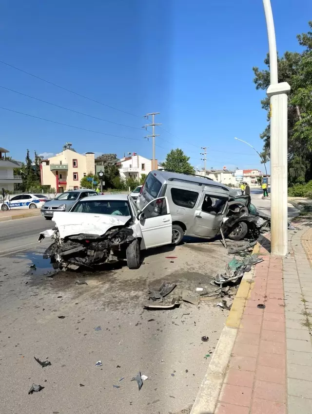 Boş yolda kafa kafaya çarpıştılar: 1 ağır yaralı Boş yolda kafa kafaya çarpıştılar: 1 ağır yaralı